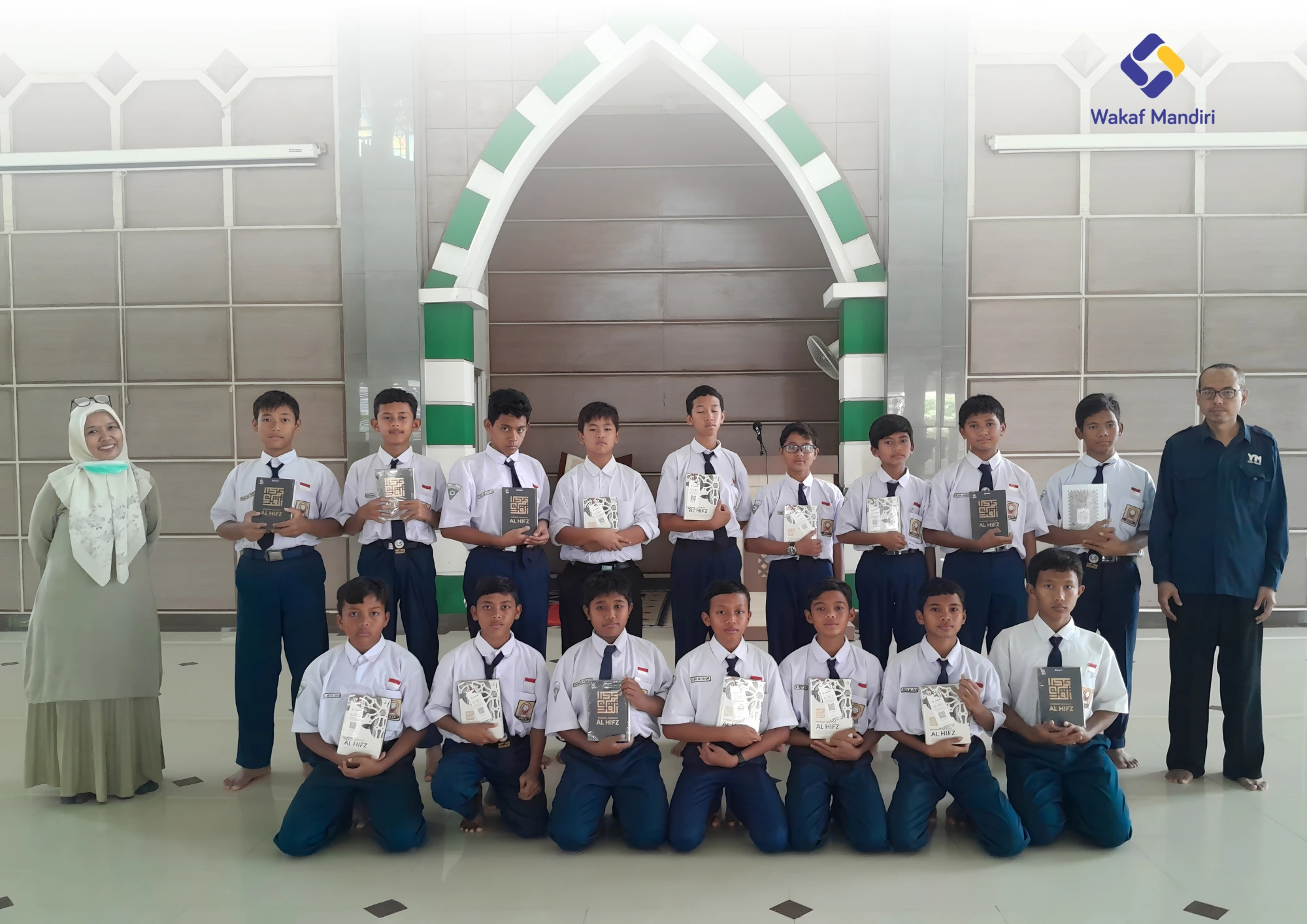 Penyaluran Mushaf Al-Qur'an Oleh Wakaf Mandirin Untuk Siswa Tahfidz Smp Icmbs Sidoarjo